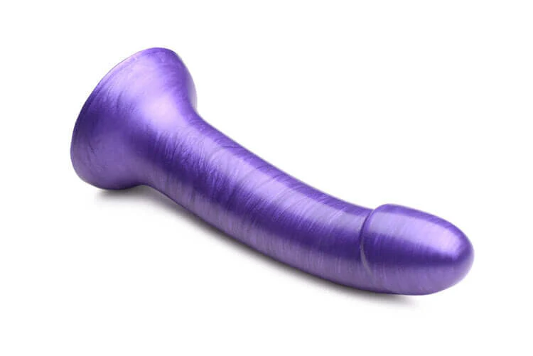 Dildo de Silicona Metálico Simply Sweet Morado 7" (17.8 cm) con Ventosa · fotografía 2
